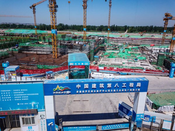 万通配资 济南起步区综合医疗中心工地航拍：未来医疗新高地正在崛起